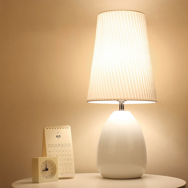 Modern Nordic Touch bordslampa – randig tygskärm och elegant järnfot