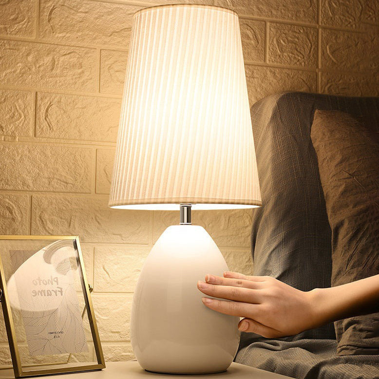 Modern Nordic Touch bordslampa – randig tygskärm och elegant järnfot