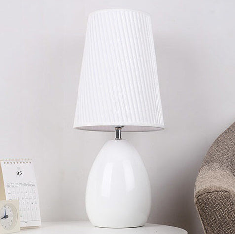 Modern Nordic Touch bordslampa – randig tygskärm och elegant järnfot
