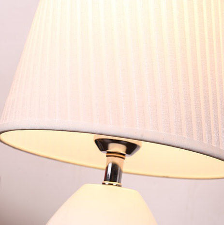 Modern Nordic Touch bordslampa – randig tygskärm och elegant järnfot