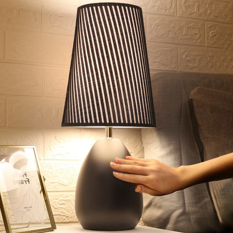 Modern Nordic Touch bordslampa – randig tygskärm och elegant järnfot