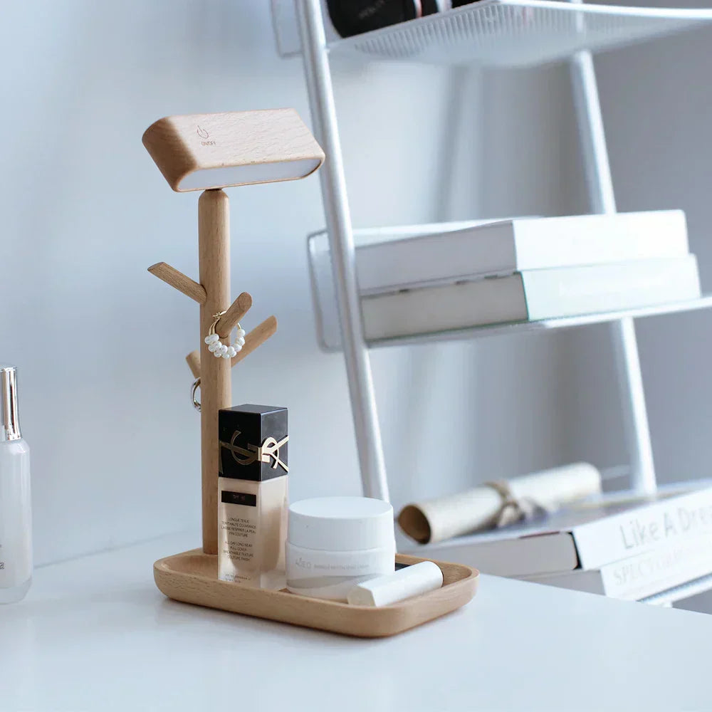 Minimalistisk bordslampa med justerbart sken och praktiskt förvaringsutrymme