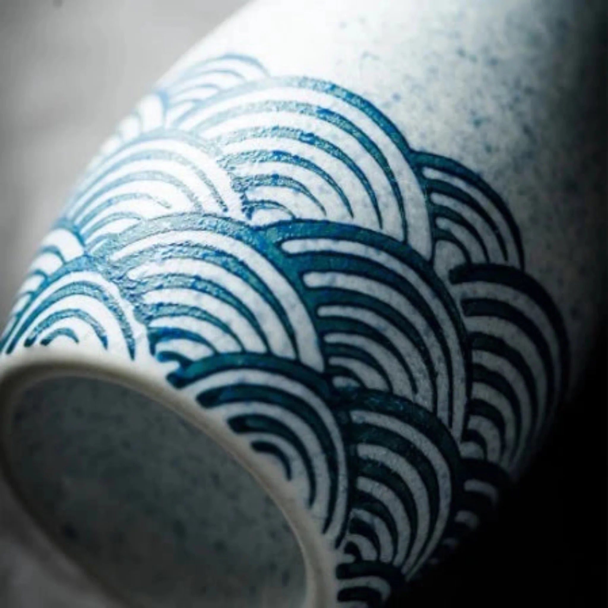 Zen-inspirerat sakeset – japanska keramiska koppar och servering