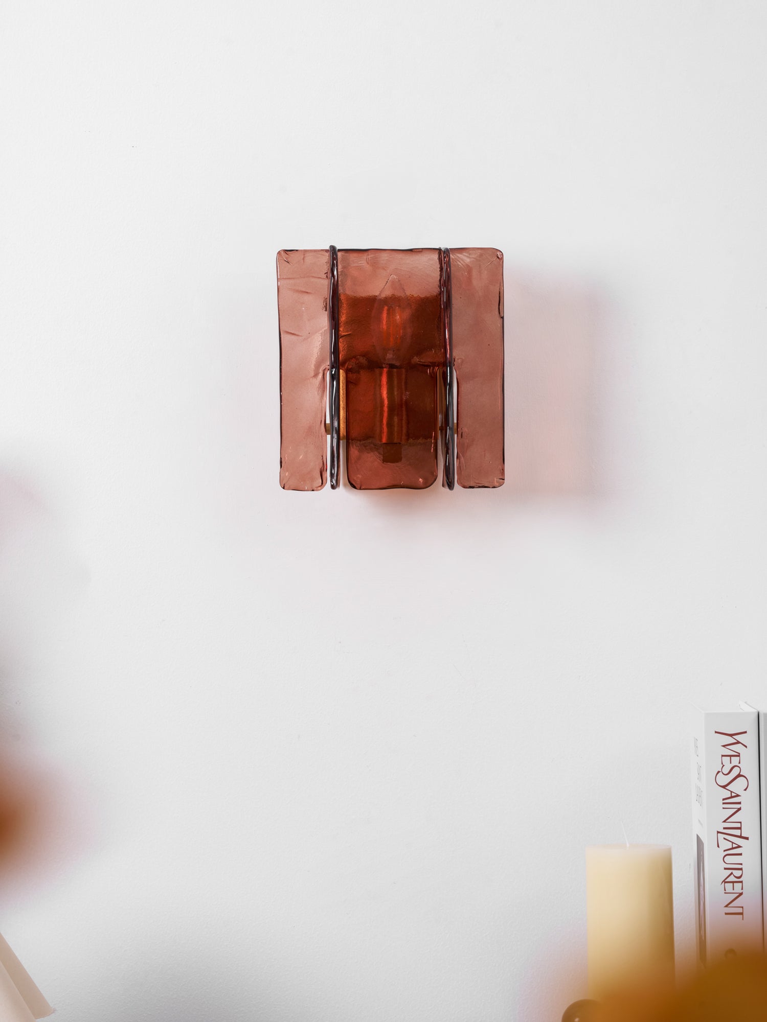 Regal Crest Vägglampa – Modern Mässingssköldlampa