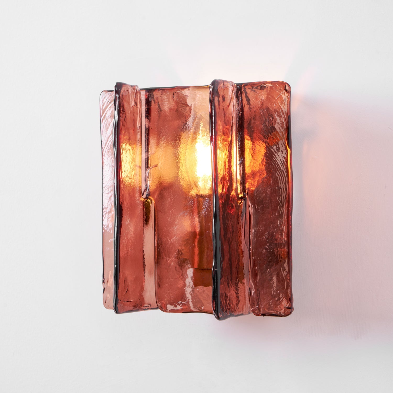 Regal Crest Vägglampa – Modern Mässingssköldlampa