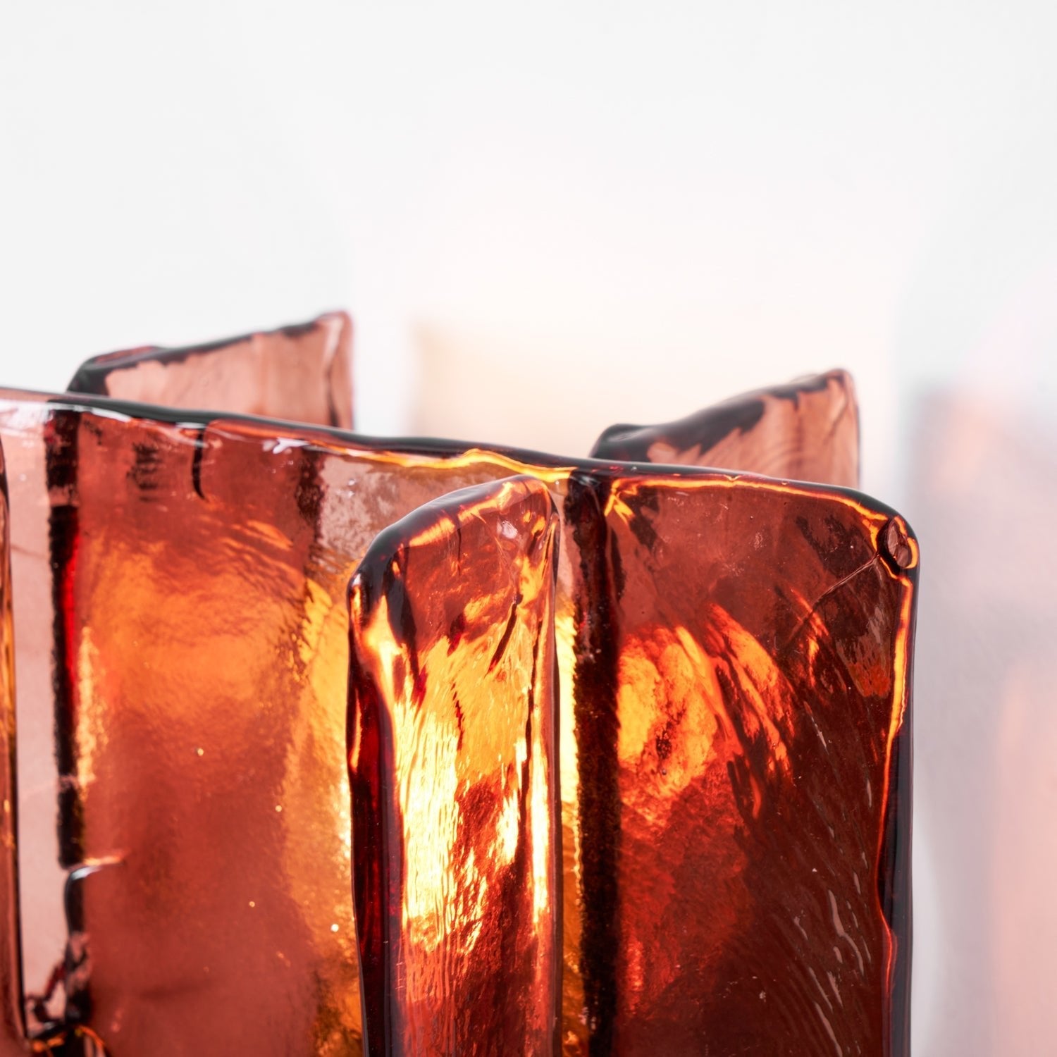 Regal Crest Vägglampa – Modern Mässingssköldlampa