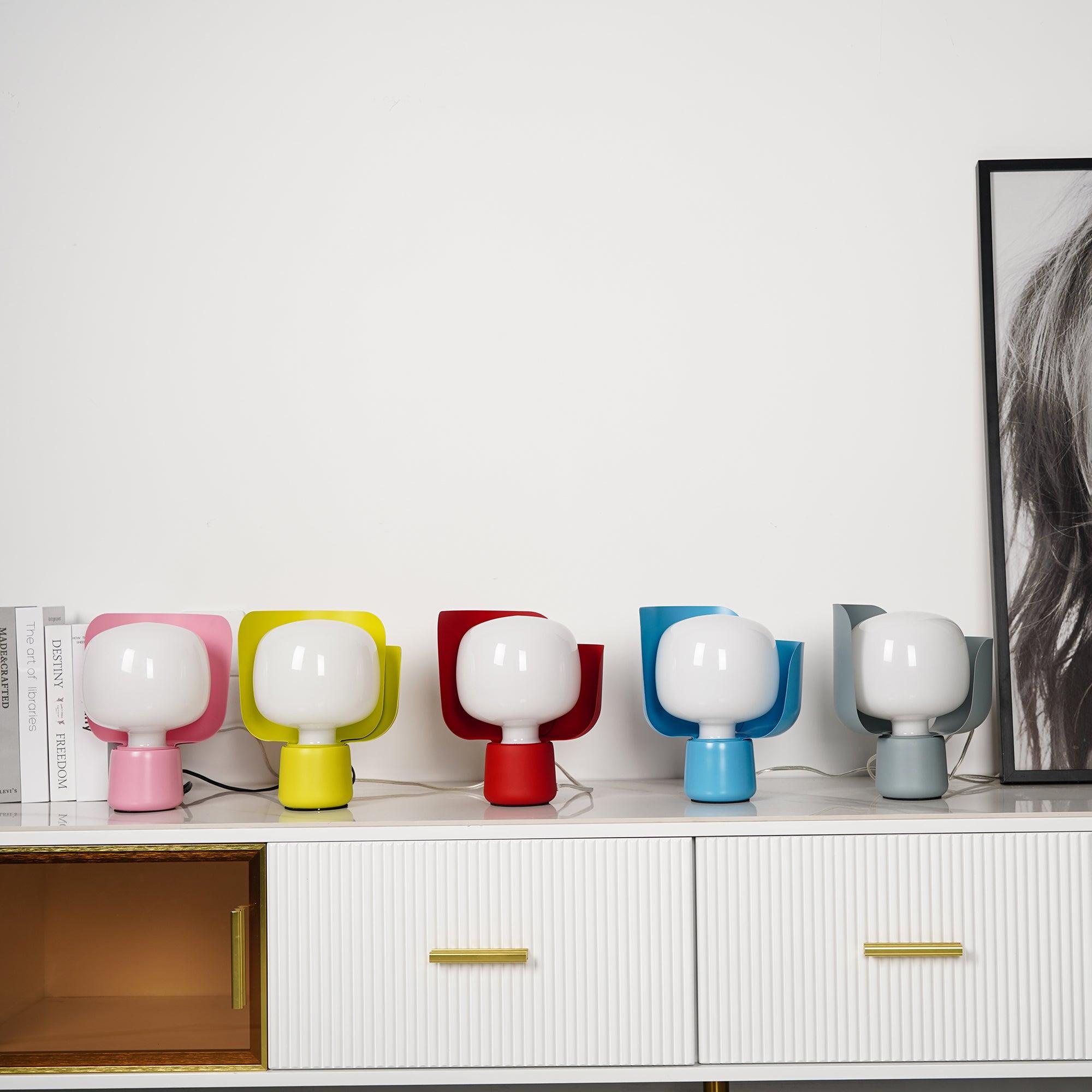 Lysande kronbladsinspirerad lampa – Handgjord bordslampa i glas för elegant inredning