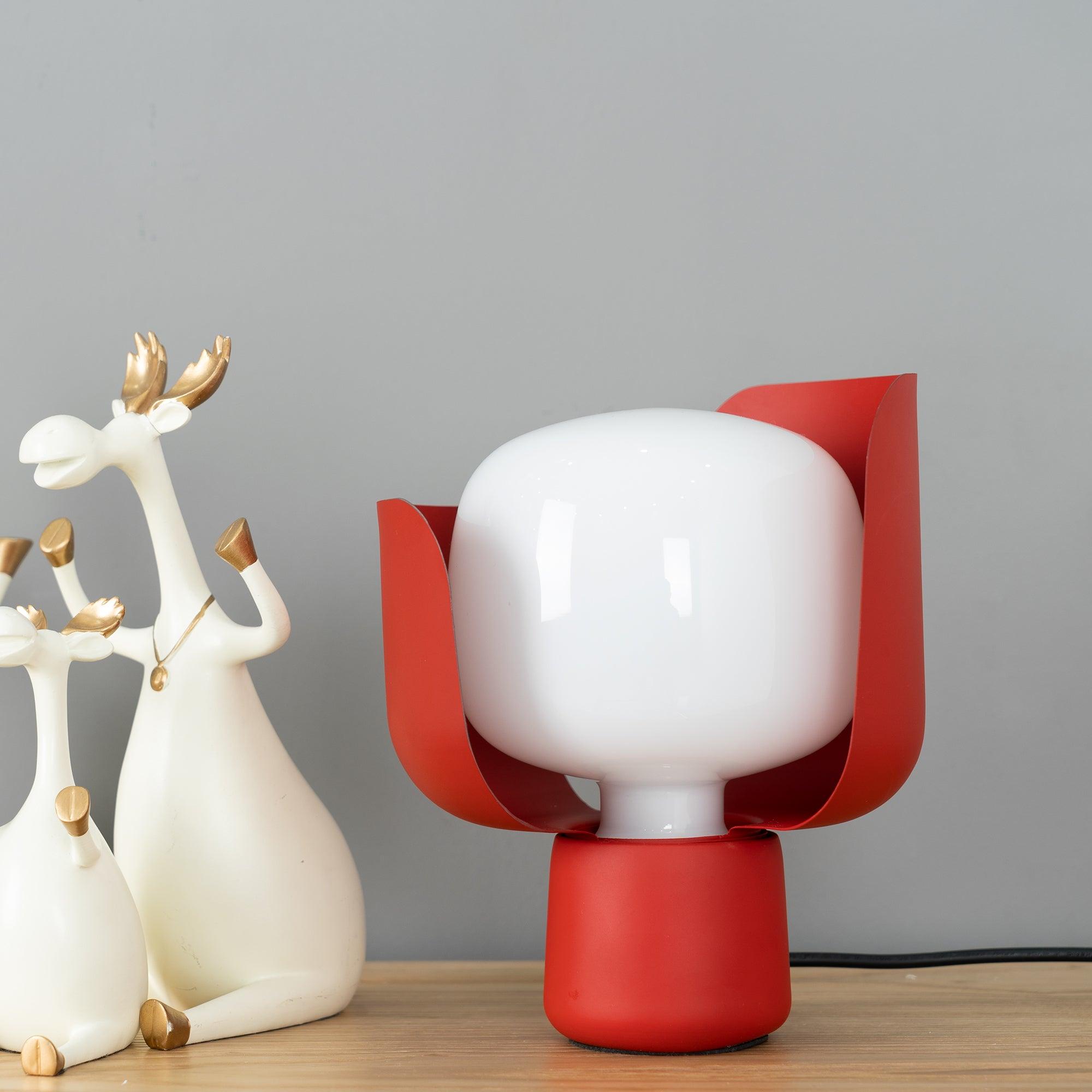 Lysande kronbladsinspirerad lampa – Handgjord bordslampa i glas för elegant inredning