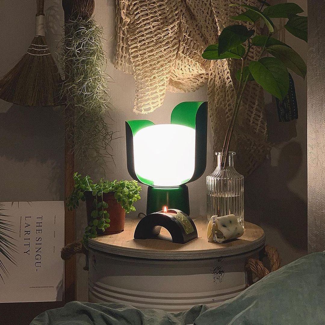 Lysande kronbladsinspirerad lampa – Handgjord bordslampa i glas för elegant inredning