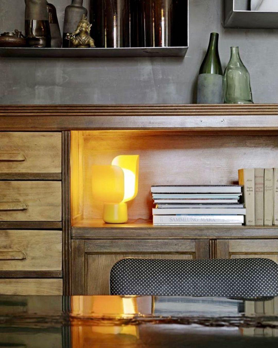 Lysande kronbladsinspirerad lampa – Handgjord bordslampa i glas för elegant inredning