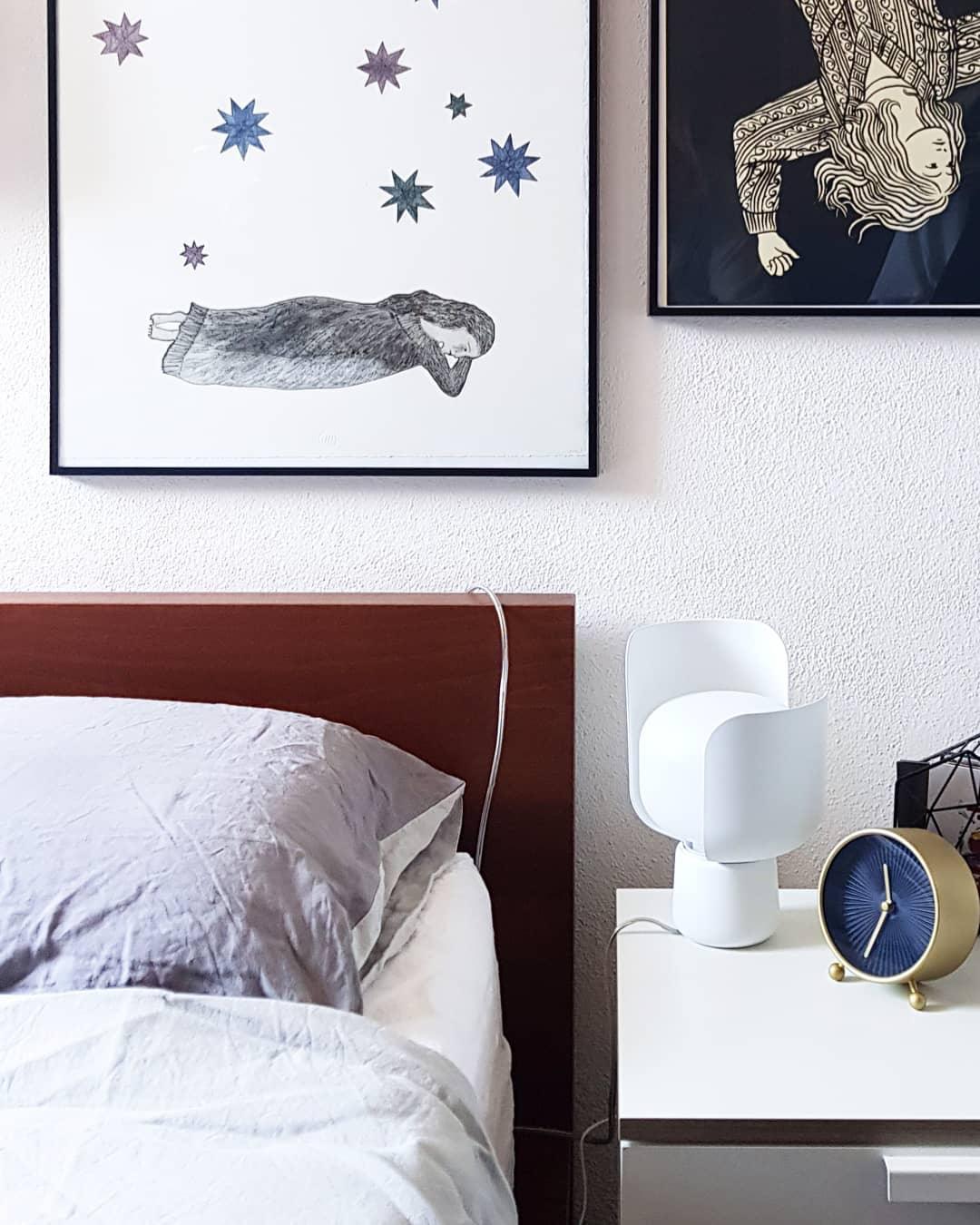 Lysande kronbladsinspirerad lampa – Handgjord bordslampa i glas för elegant inredning