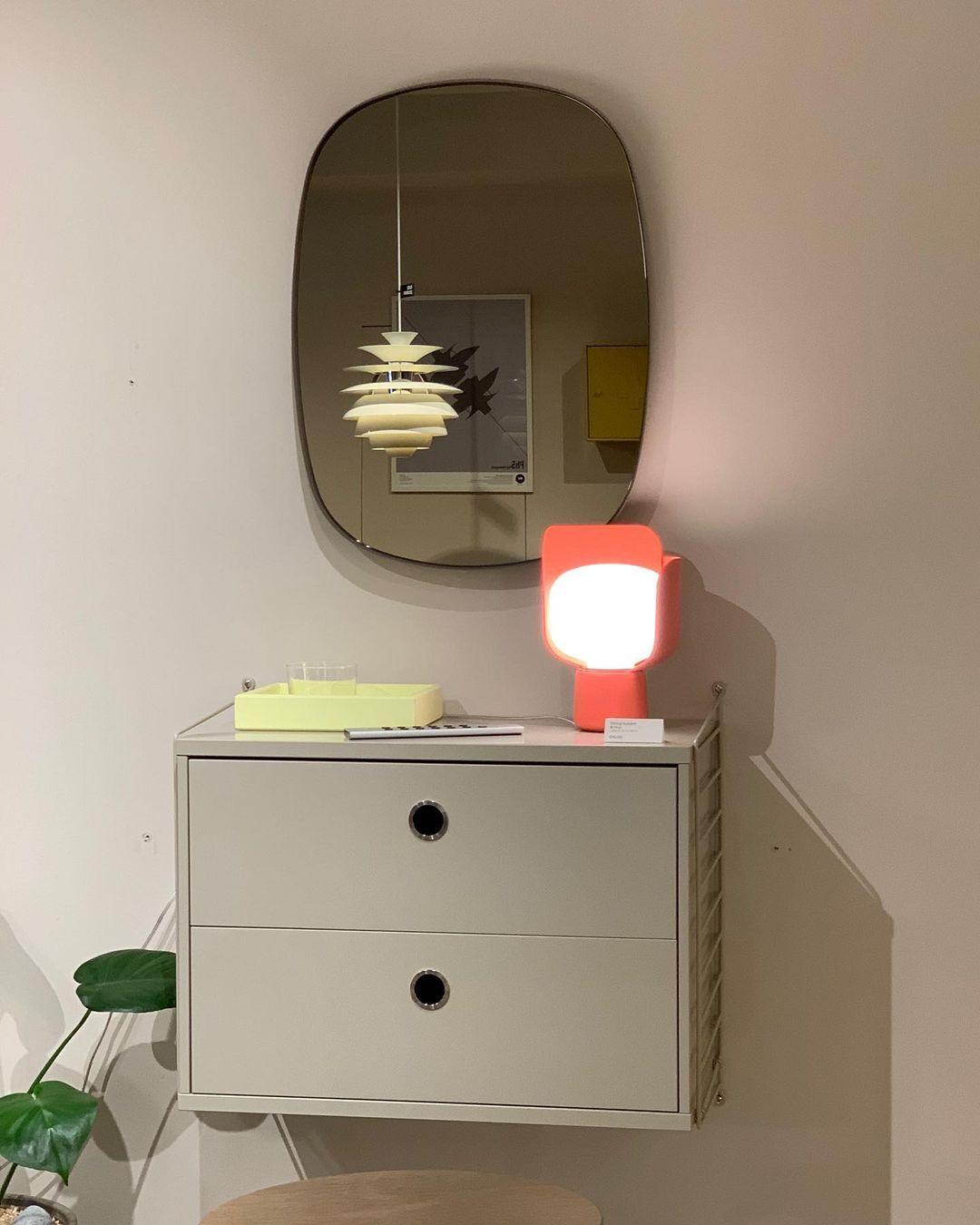 Lysande kronbladsinspirerad lampa – Handgjord bordslampa i glas för elegant inredning