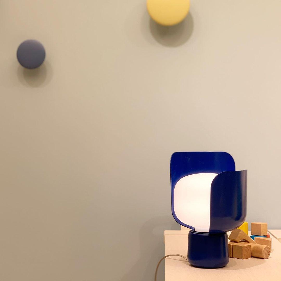 Lysande kronbladsinspirerad lampa – Handgjord bordslampa i glas för elegant inredning