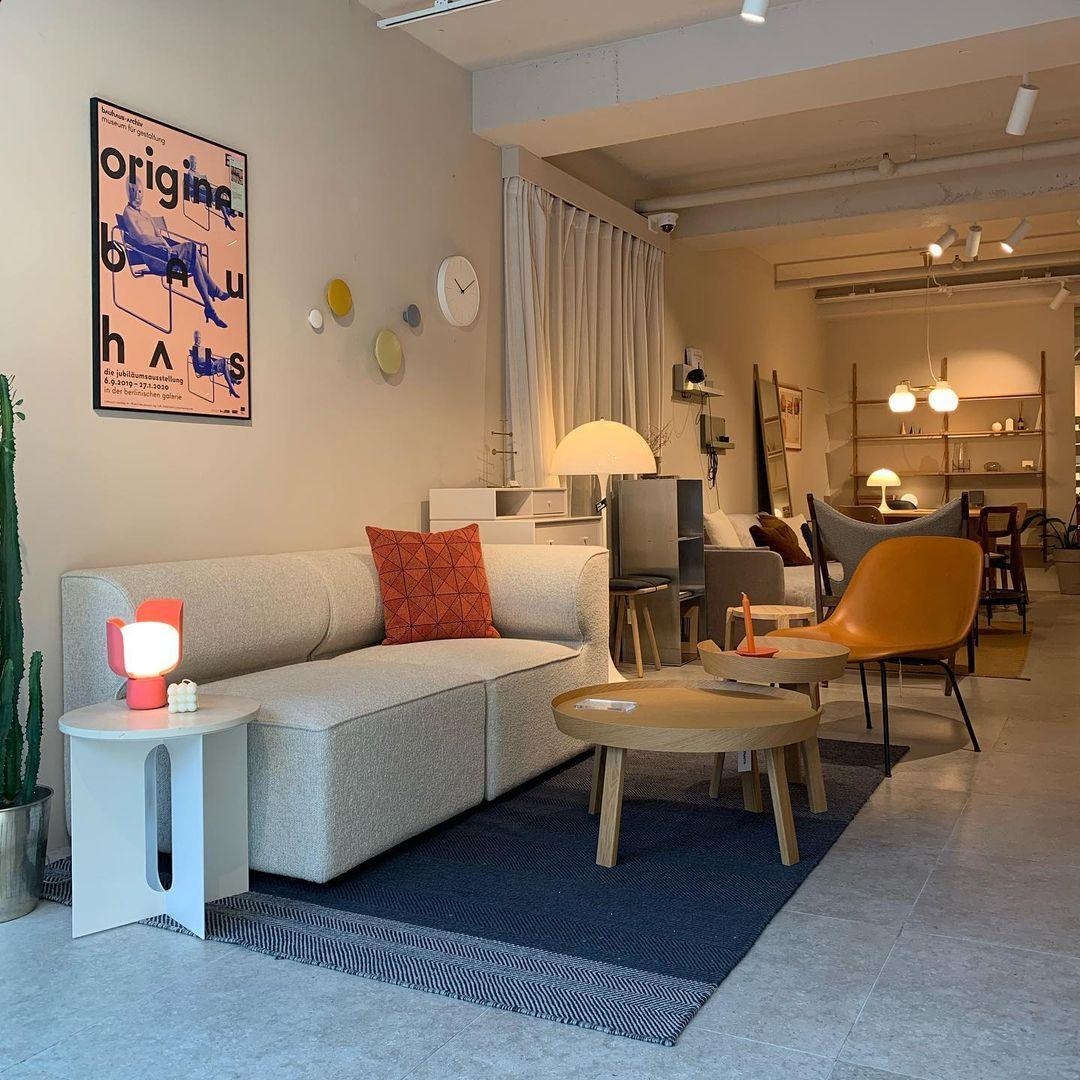 Lysande kronbladsinspirerad lampa – Handgjord bordslampa i glas för elegant inredning