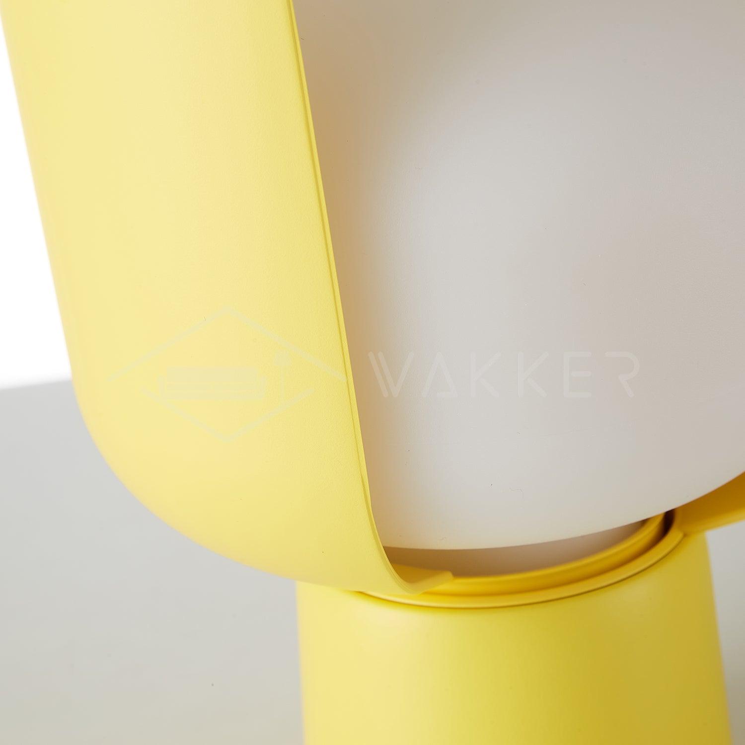 Lysande kronbladsinspirerad lampa – Handgjord bordslampa i glas för elegant inredning