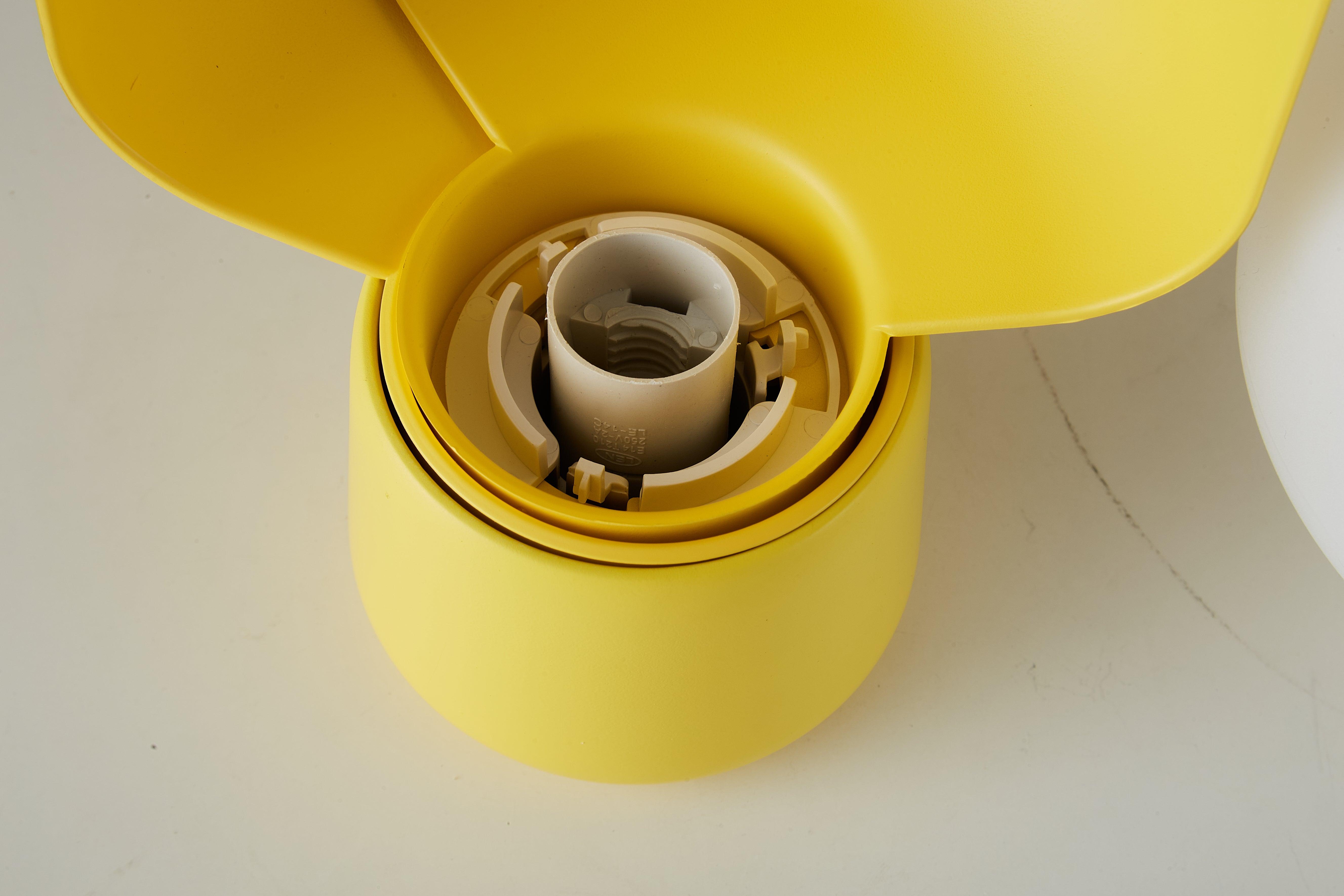 Lysande kronbladsinspirerad lampa – Handgjord bordslampa i glas för elegant inredning