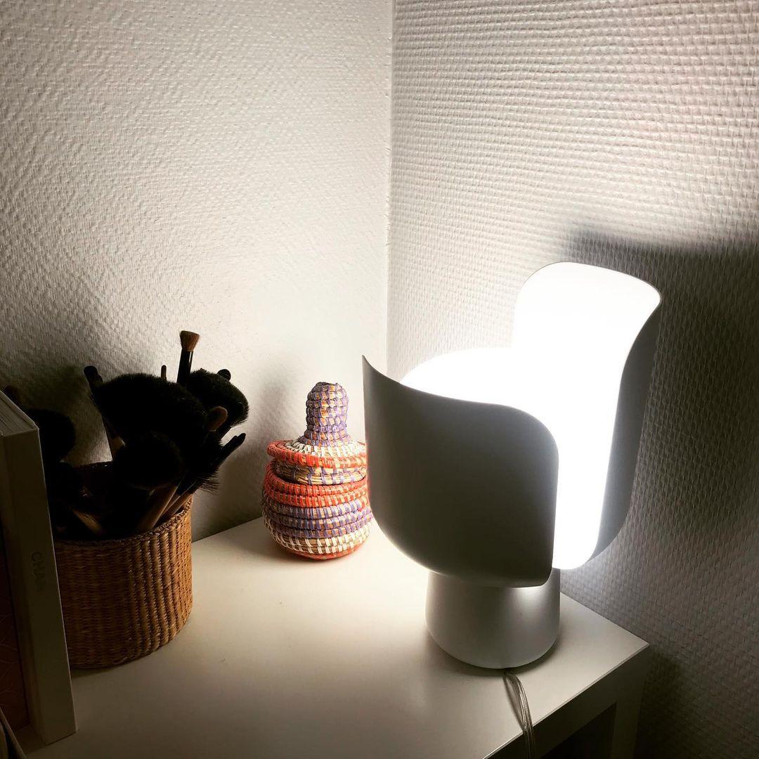 Lysande kronbladsinspirerad lampa – Handgjord bordslampa i glas för elegant inredning