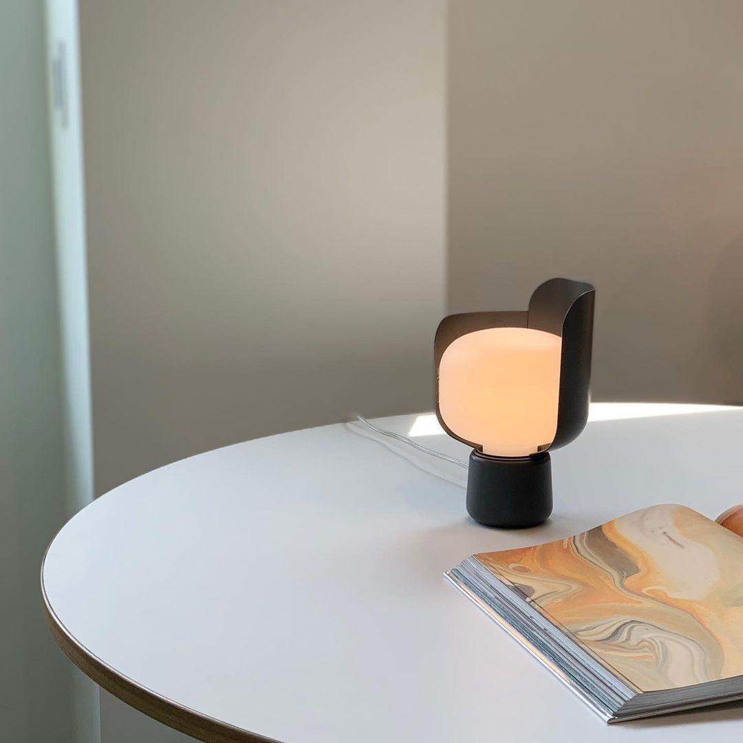 Lysande kronbladsinspirerad lampa – Handgjord bordslampa i glas för elegant inredning