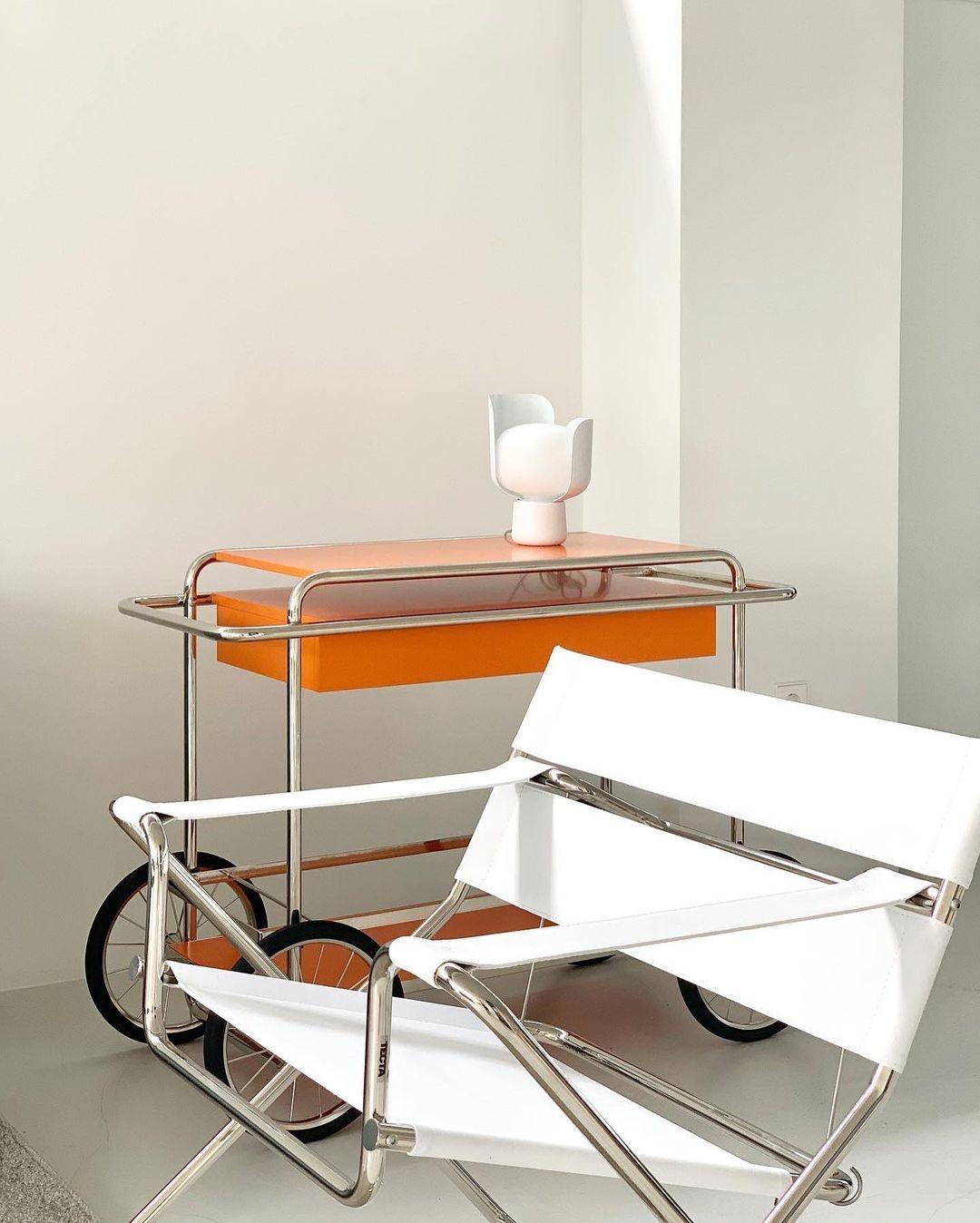 Lysande kronbladsinspirerad lampa – Handgjord bordslampa i glas för elegant inredning