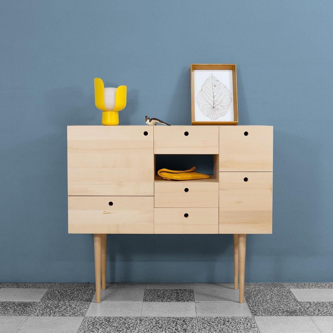 Lysande kronbladsinspirerad lampa – Handgjord bordslampa i glas för elegant inredning