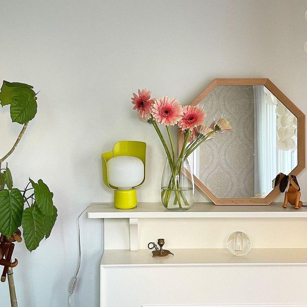 Lysande kronbladsinspirerad lampa – Handgjord bordslampa i glas för elegant inredning