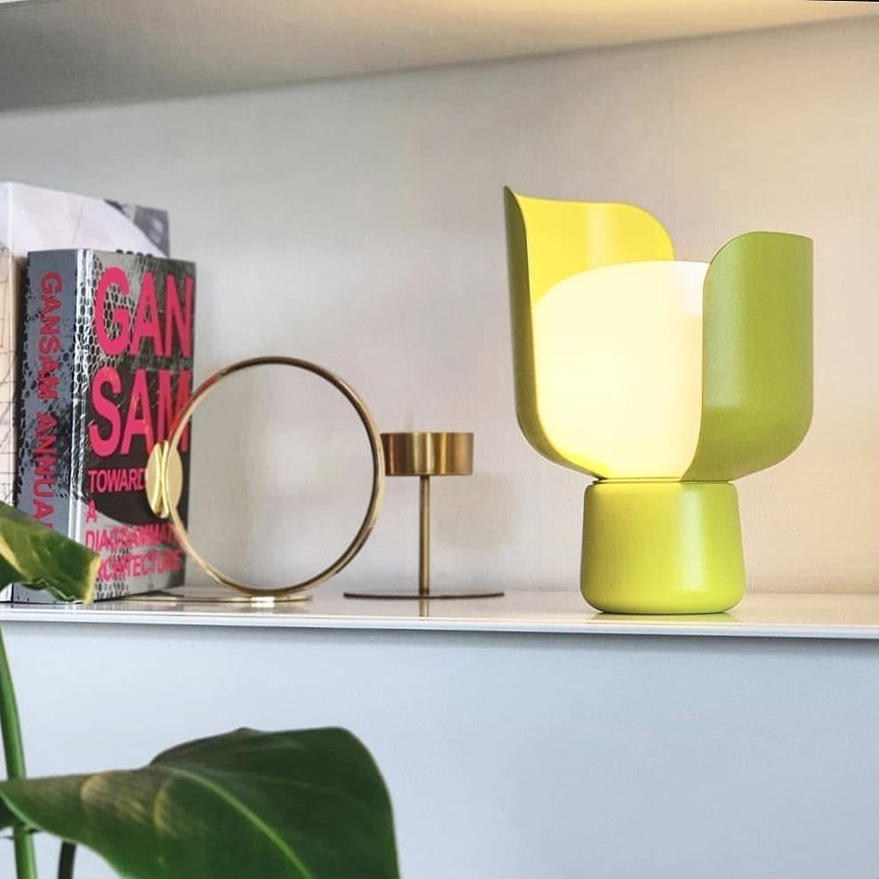 Lysande kronbladsinspirerad lampa – Handgjord bordslampa i glas för elegant inredning