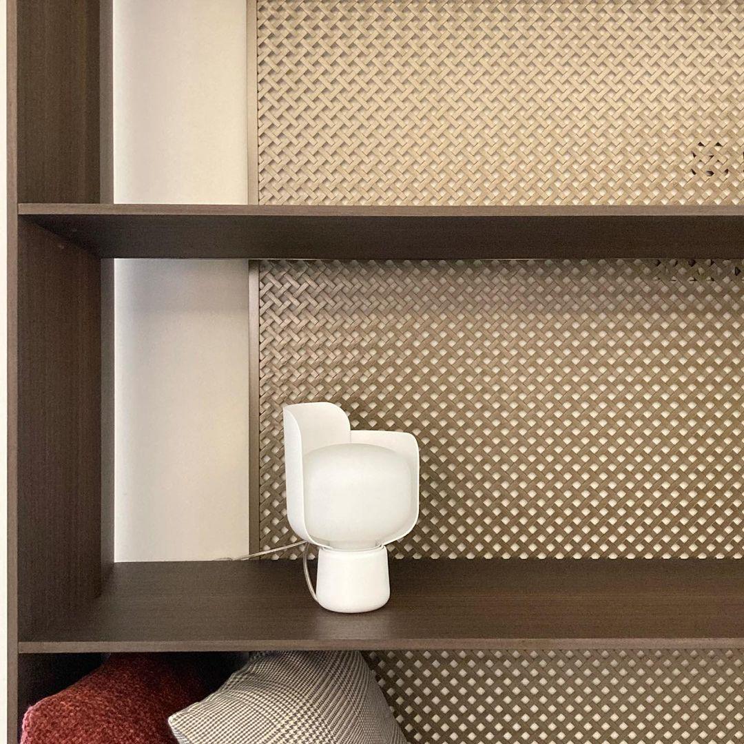 Lysande kronbladsinspirerad lampa – Handgjord bordslampa i glas för elegant inredning