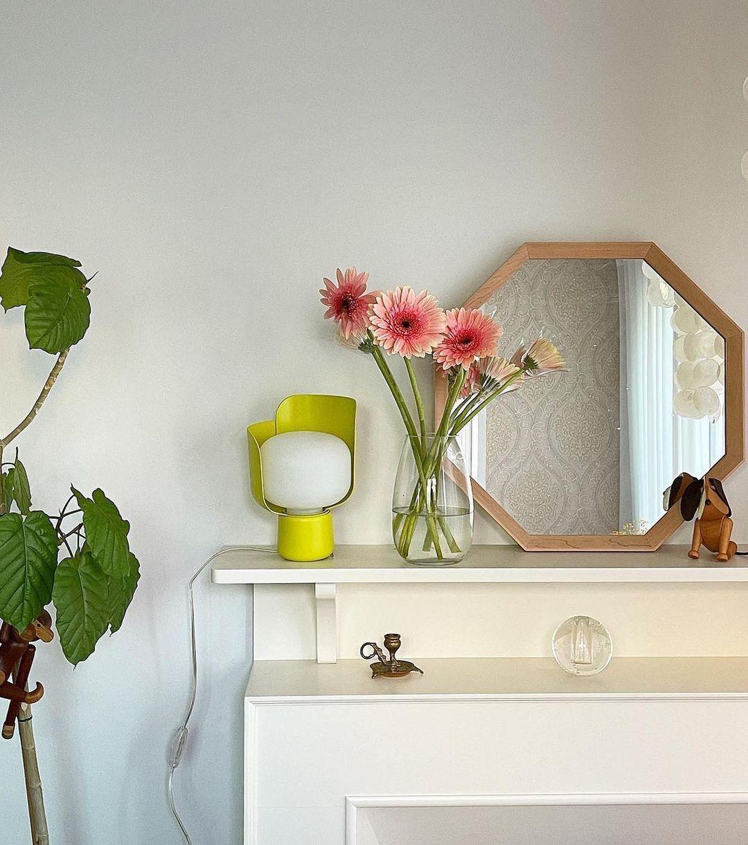 Lysande kronbladsinspirerad lampa – Handgjord bordslampa i glas för elegant inredning