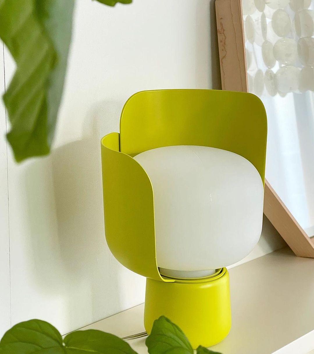 Lysande kronbladsinspirerad lampa – Handgjord bordslampa i glas för elegant inredning