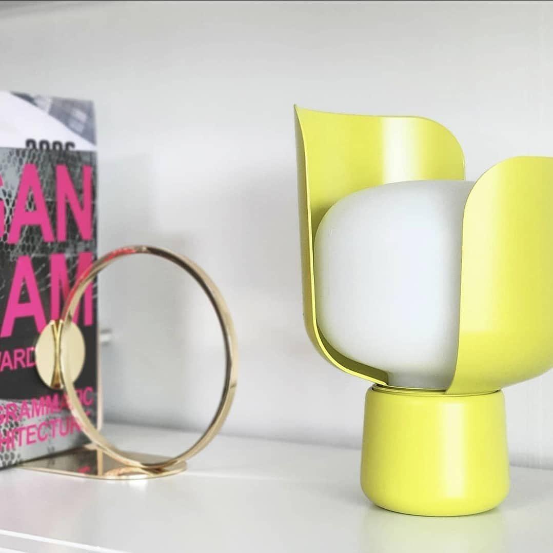 Lysande kronbladsinspirerad lampa – Handgjord bordslampa i glas för elegant inredning