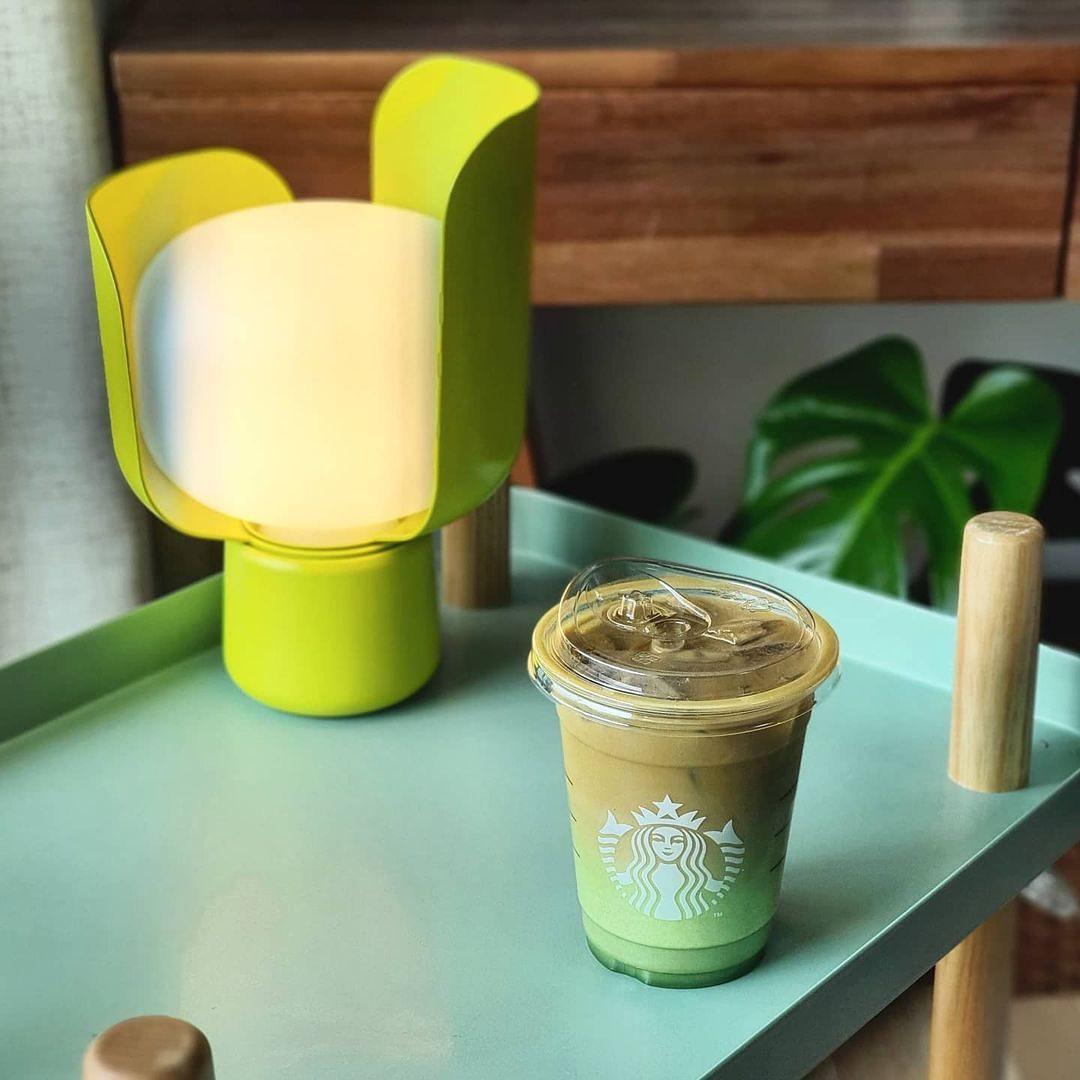 Lysande kronbladsinspirerad lampa – Handgjord bordslampa i glas för elegant inredning