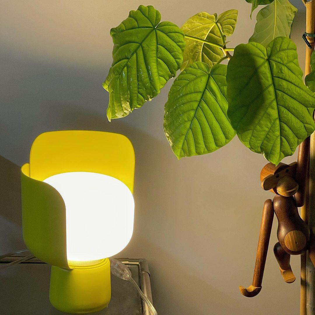 Lysande kronbladsinspirerad lampa – Handgjord bordslampa i glas för elegant inredning