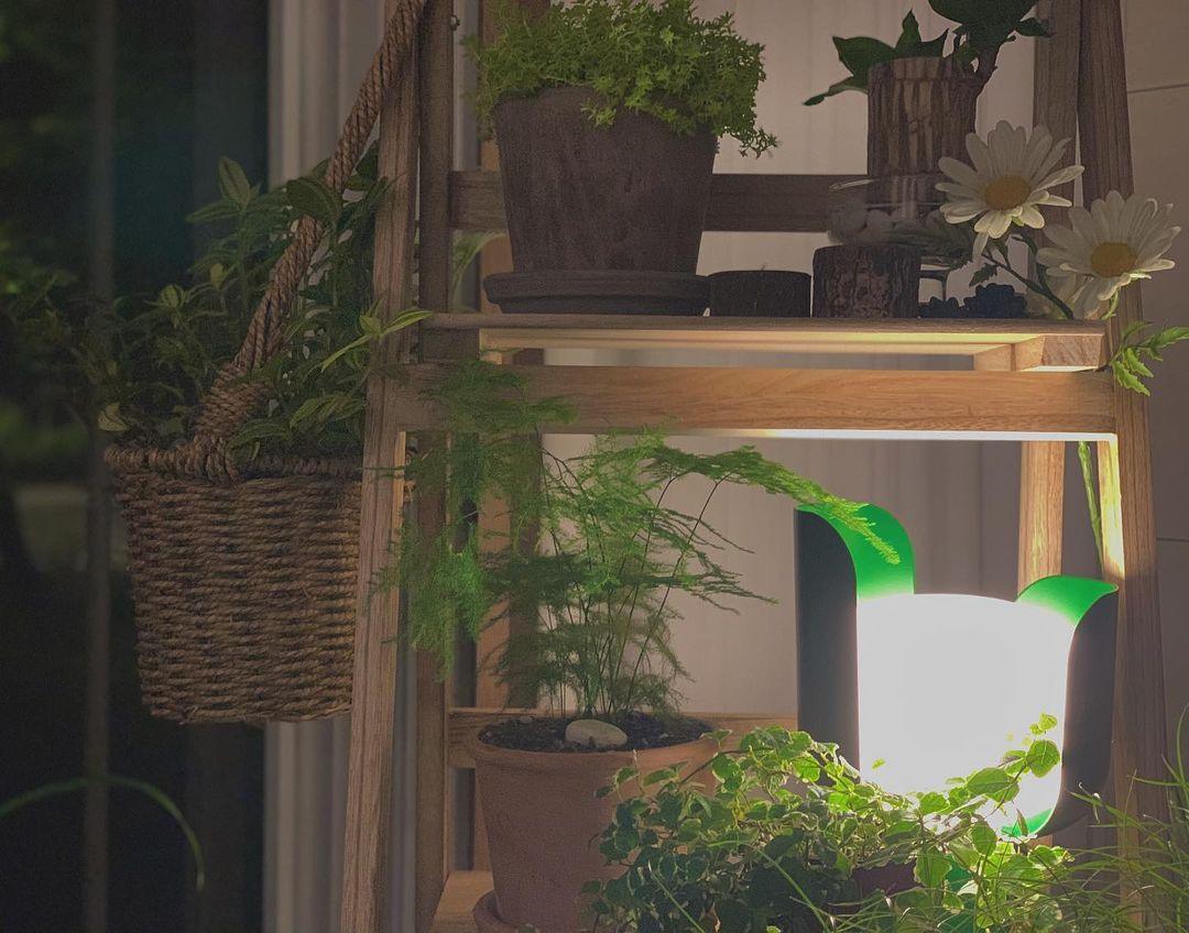 Lysande kronbladsinspirerad lampa – Handgjord bordslampa i glas för elegant inredning