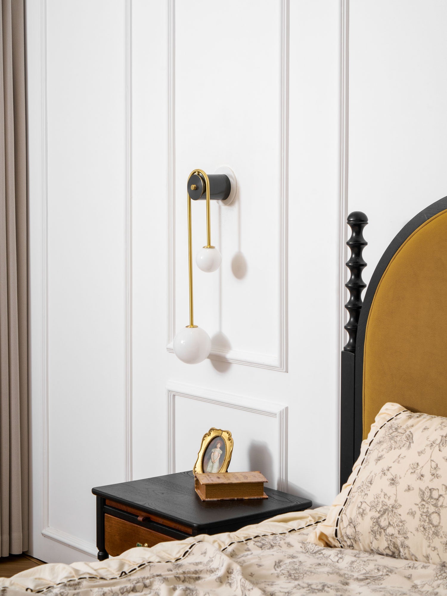 Modern böjd mässingsvägglampa – Elegant välvd lampa för hall- och sovrumsinredning