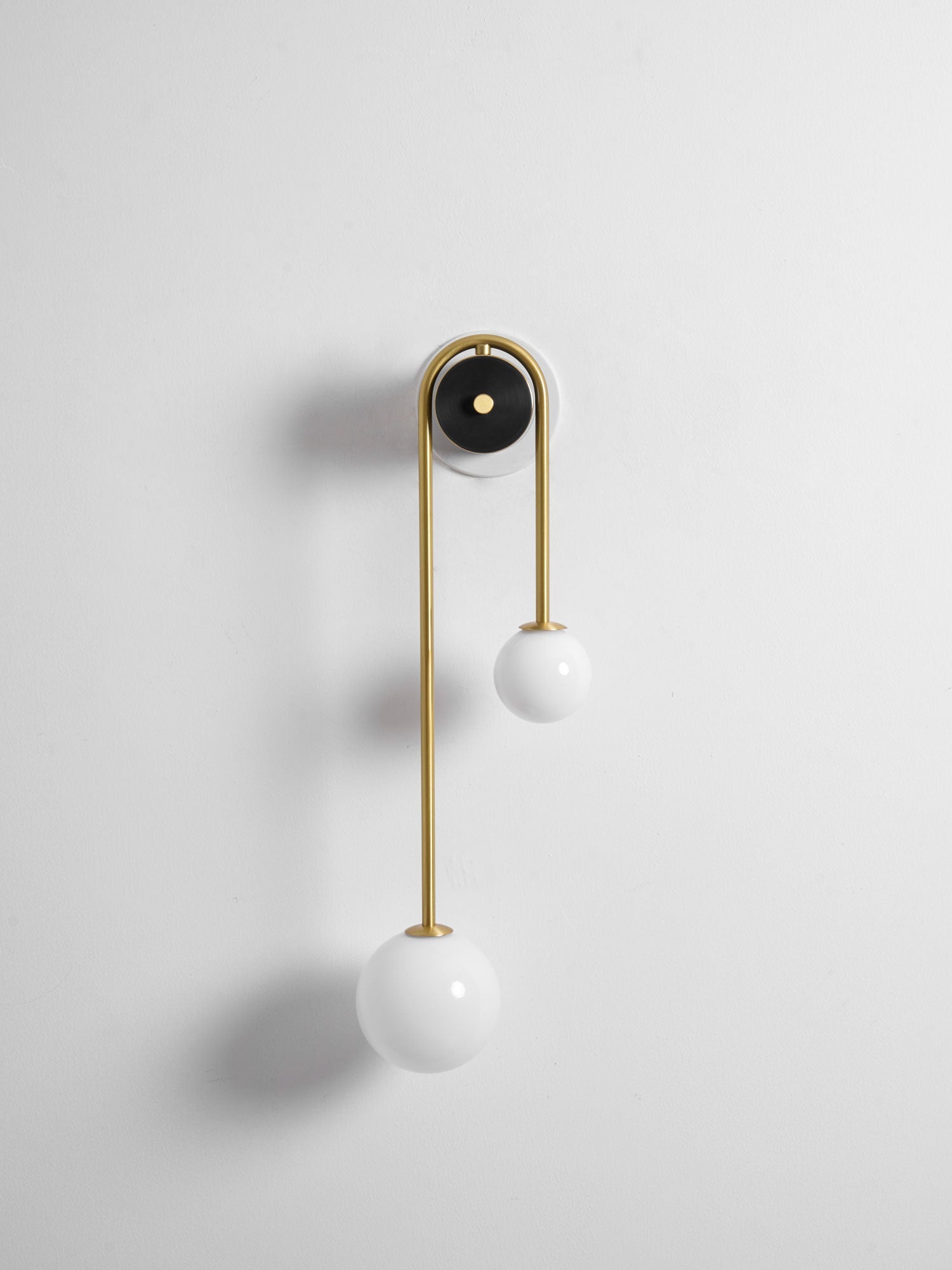 Modern böjd mässingsvägglampa – Elegant välvd lampa för hall- och sovrumsinredning