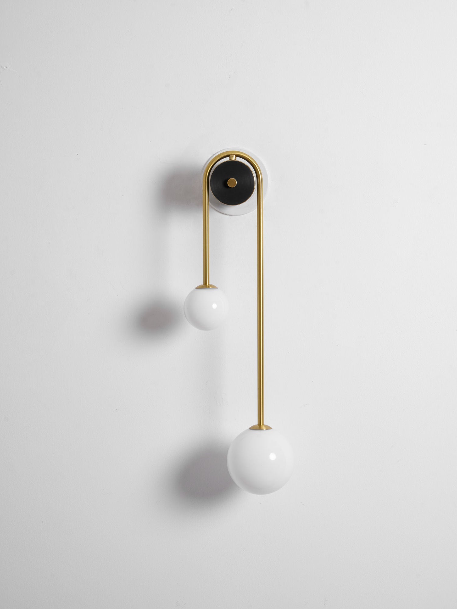 Modern böjd mässingsvägglampa – Elegant välvd lampa för hall- och sovrumsinredning