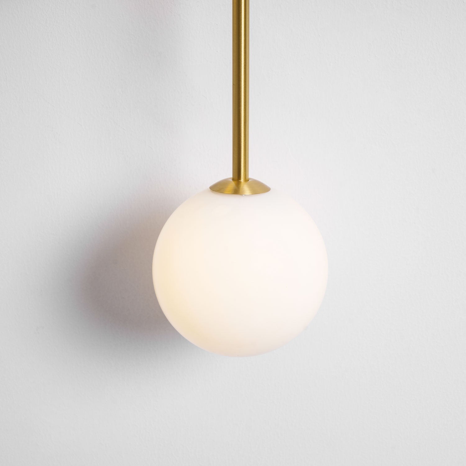 Modern böjd mässingsvägglampa – Elegant välvd lampa för hall- och sovrumsinredning