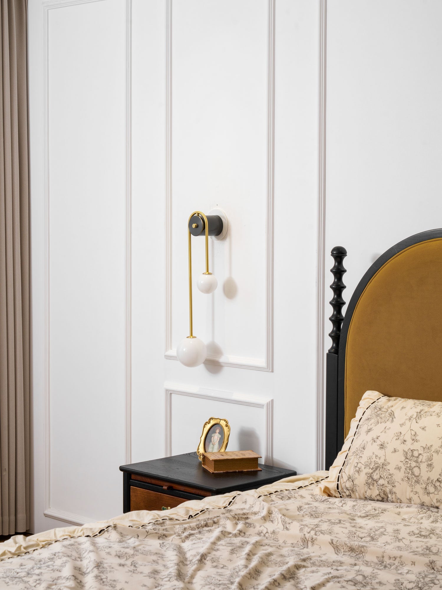 Modern böjd mässingsvägglampa – Elegant välvd lampa för hall- och sovrumsinredning