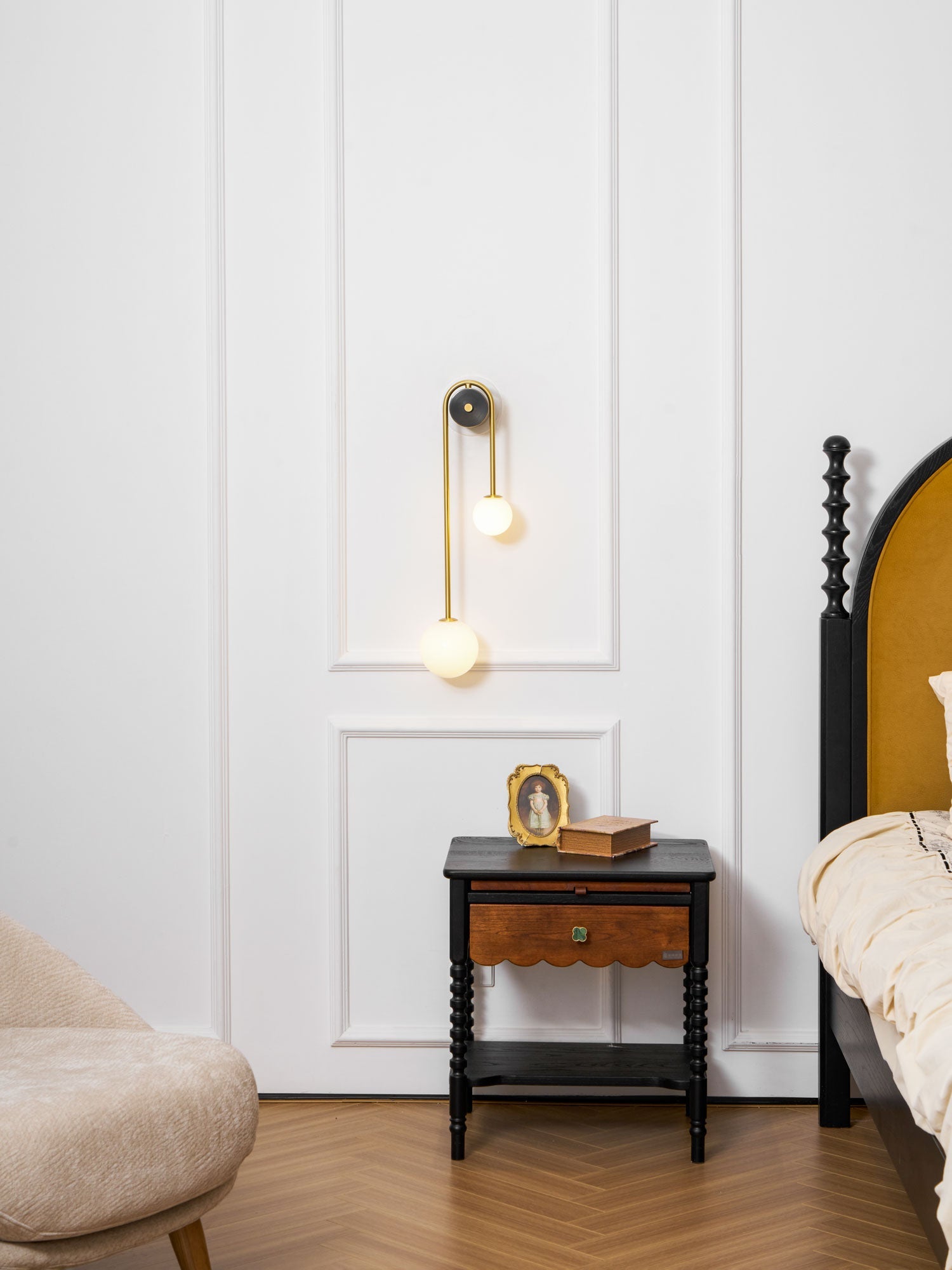 Modern böjd mässingsvägglampa – Elegant välvd lampa för hall- och sovrumsinredning