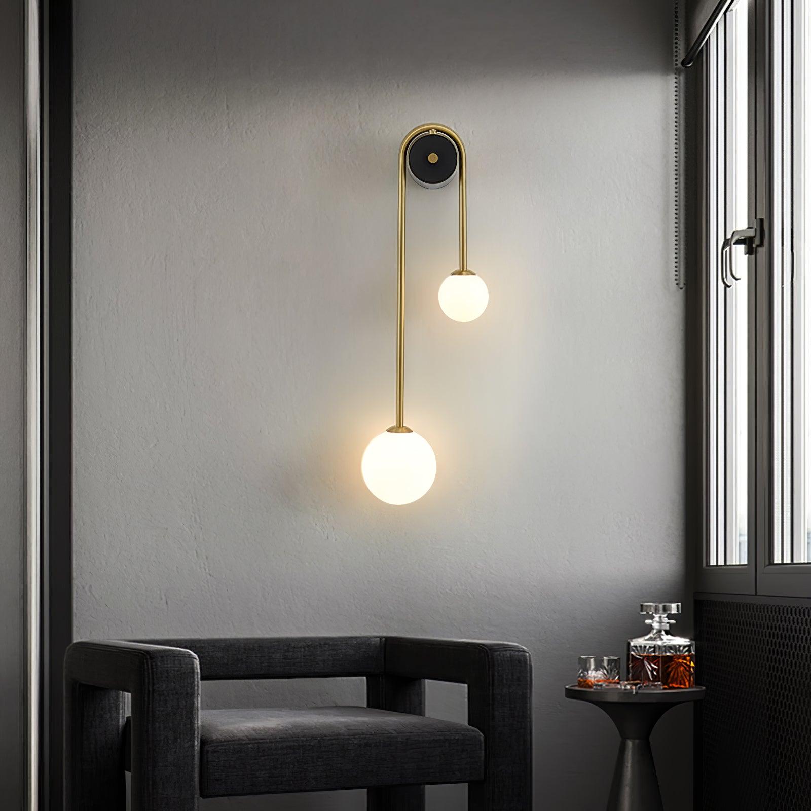 Modern böjd mässingsvägglampa – Elegant välvd lampa för hall- och sovrumsinredning