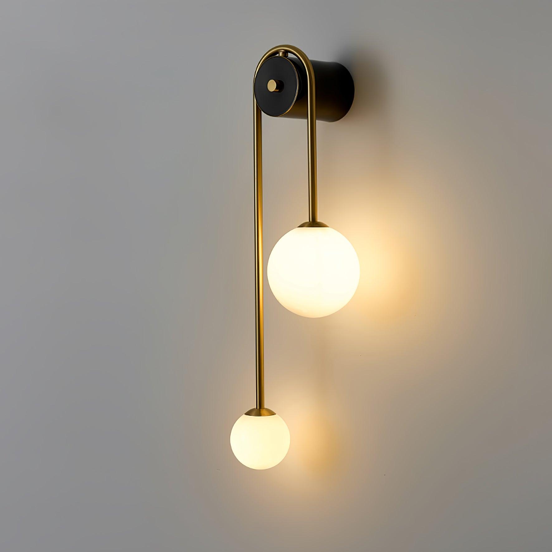 Modern böjd mässingsvägglampa – Elegant välvd lampa för hall- och sovrumsinredning