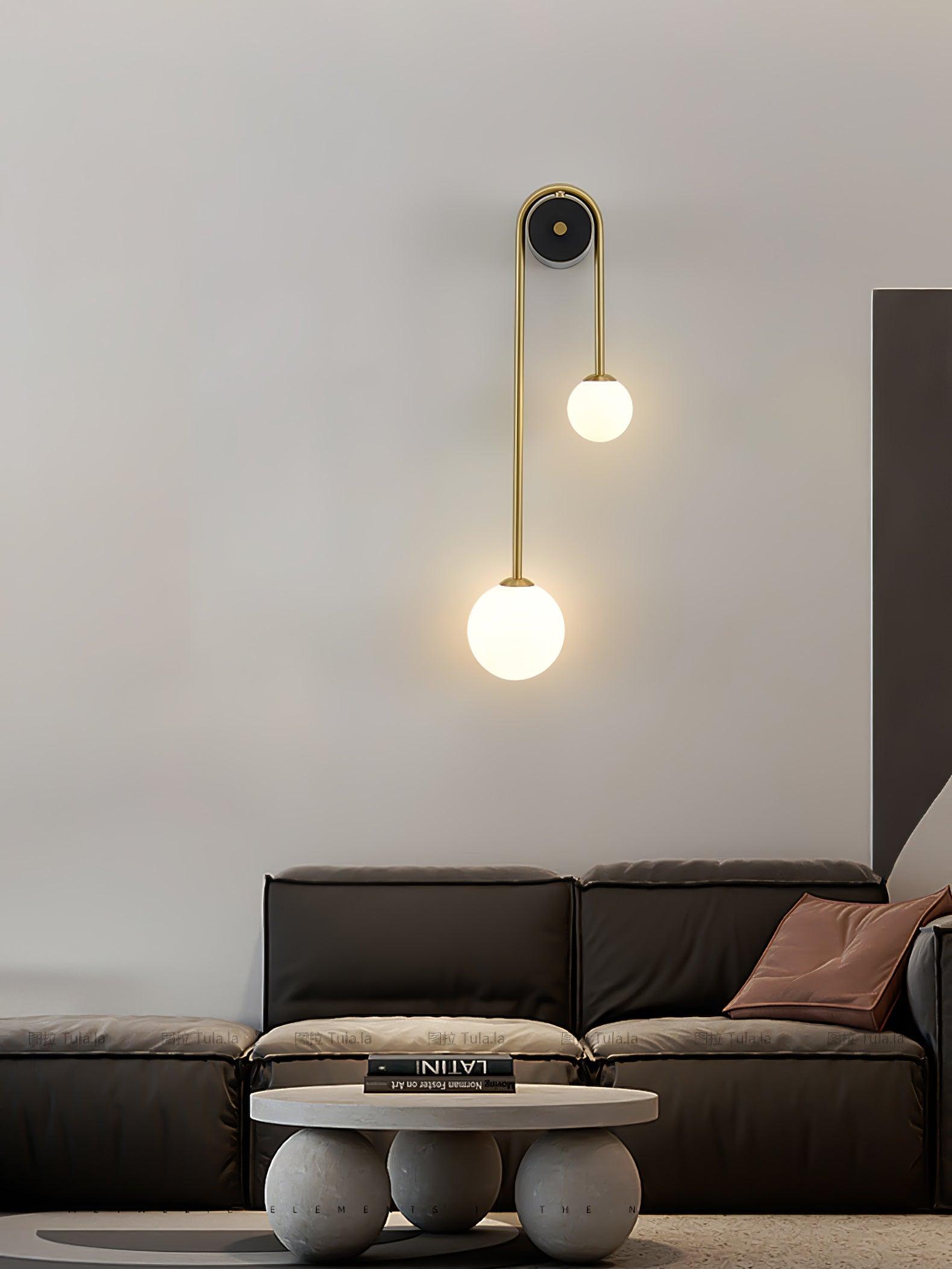 Modern böjd mässingsvägglampa – Elegant välvd lampa för hall- och sovrumsinredning