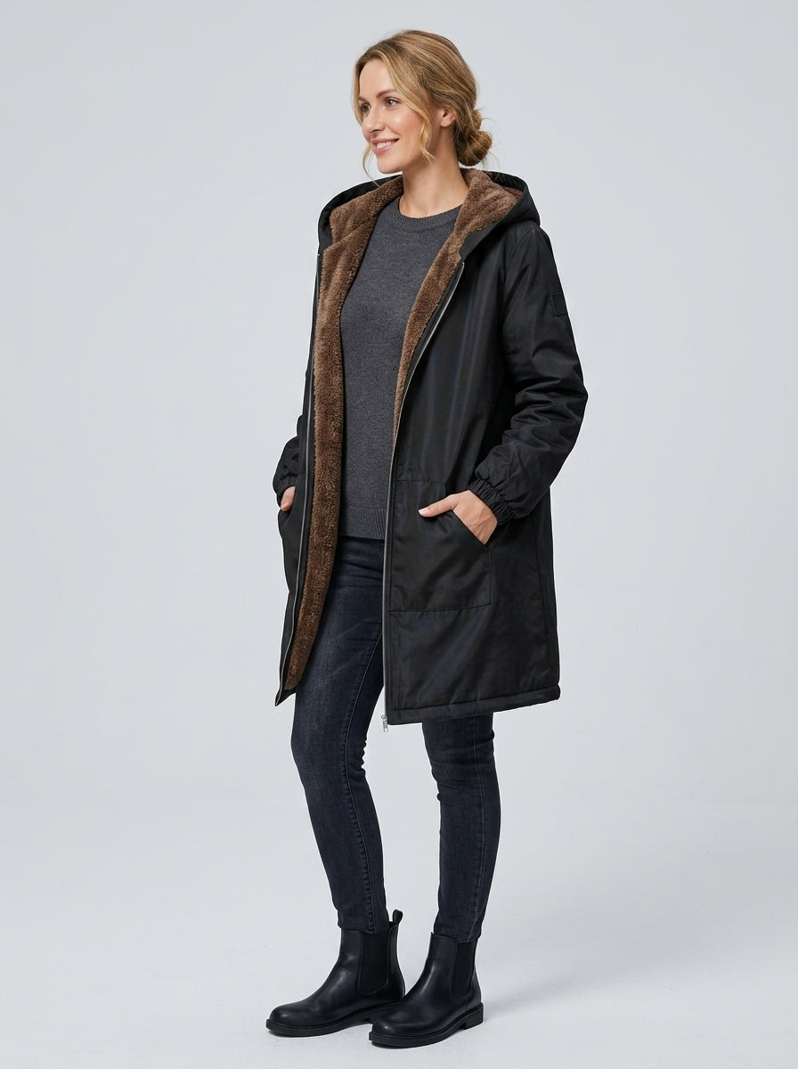 Martha | Parkas med huva och foder i fuskpäls – ytterplagg för kyla och friluftsliv
