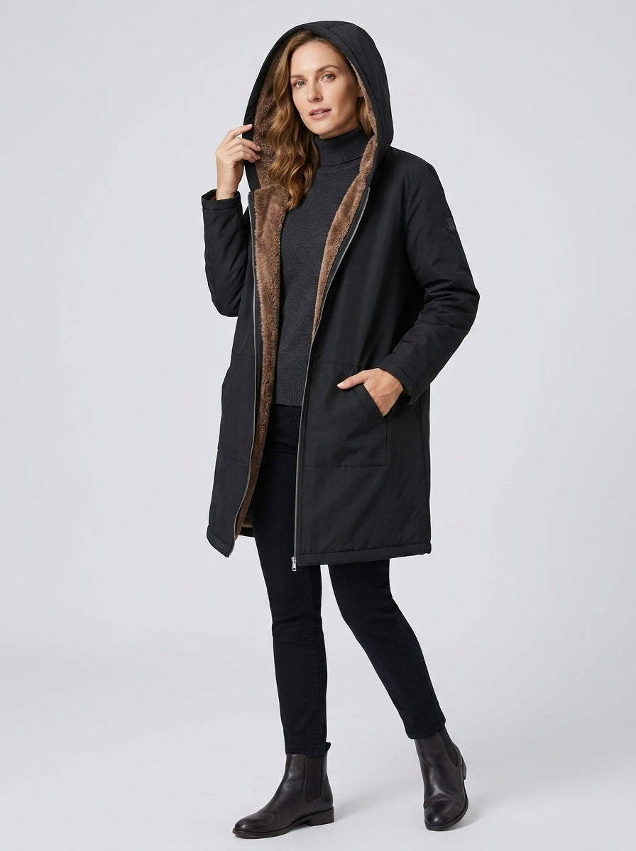 Martha | Parkas med huva och foder i fuskpäls – ytterplagg för kyla och friluftsliv