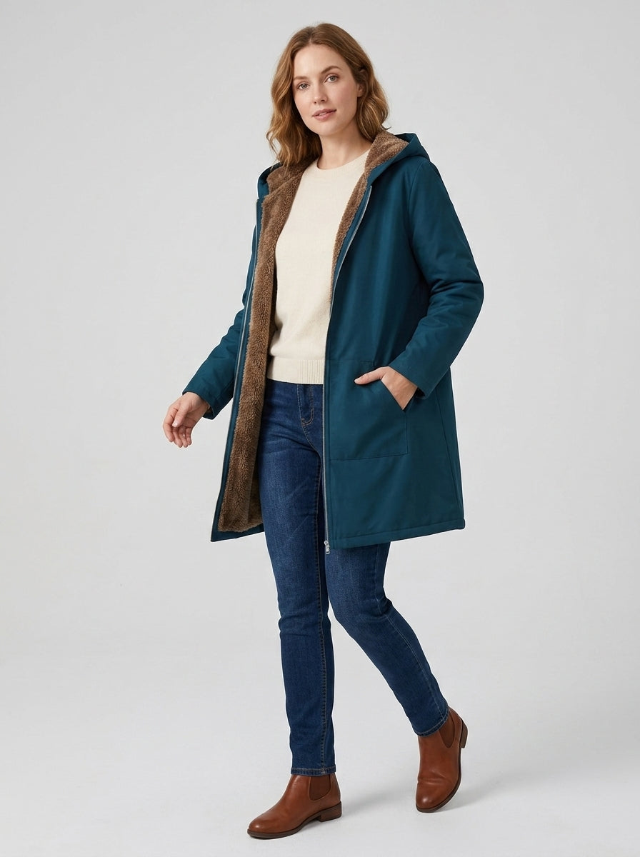 Martha | Parkas med huva och foder i fuskpäls – ytterplagg för kyla och friluftsliv