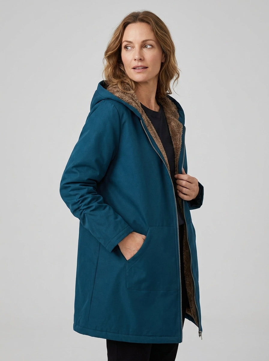Martha | Parkas med huva och foder i fuskpäls – ytterplagg för kyla och friluftsliv