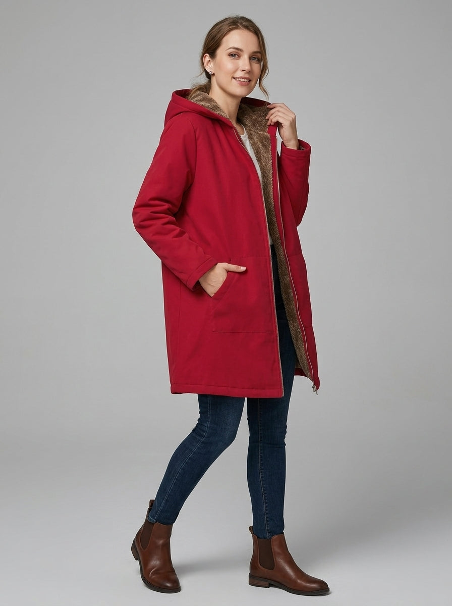 Martha | Parkas med huva och foder i fuskpäls – ytterplagg för kyla och friluftsliv