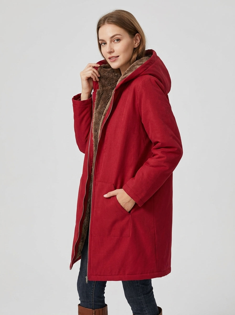 Martha | Parkas med huva och foder i fuskpäls – ytterplagg för kyla och friluftsliv
