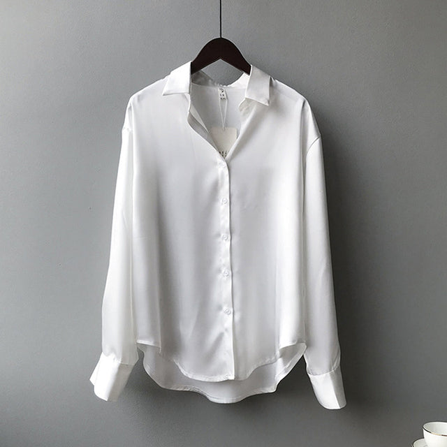 Damblus med sidenkänsla och knappar – Tidlös långärmad satinskjorta med elegant skräddarsydd passform