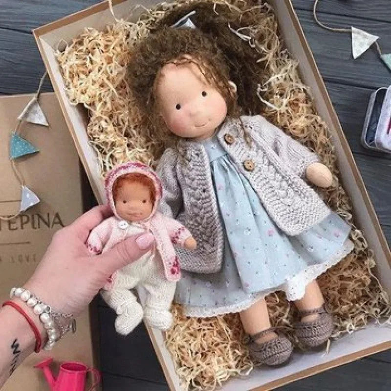 Gosig Waldorf-inspirerad plyschdocka – Handgjord bomullsleksak med presentask